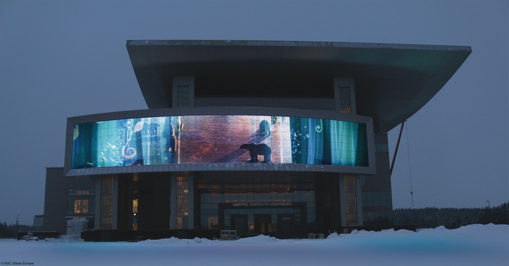 AGC glass: il vetro Glassiled Motion al Palazzo dell’Arte “Neftyanik” in Russia, il video