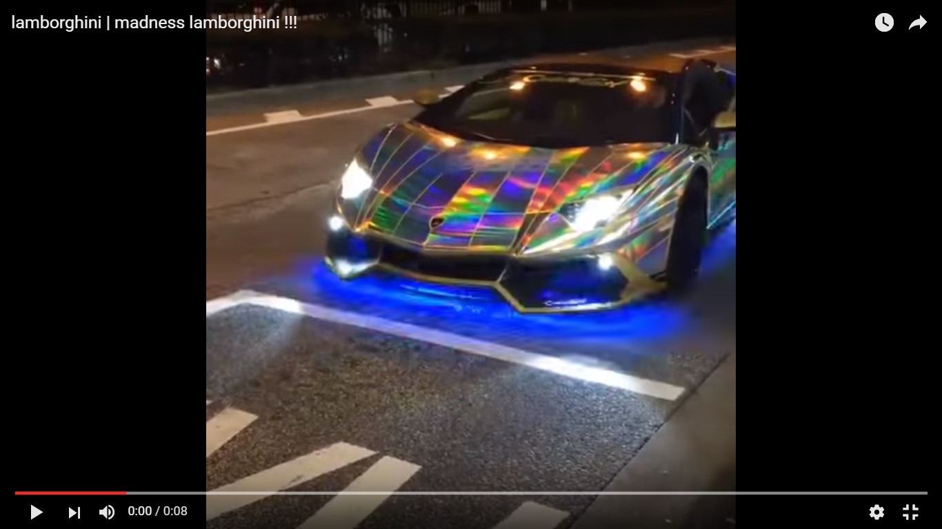 Lamborghini Aventador LP 700-4 Roadster addobbata come un albero di Natale [Video]