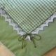 Centrotavola di patchwork per la primavera: verde con pizzi e fiocchi
