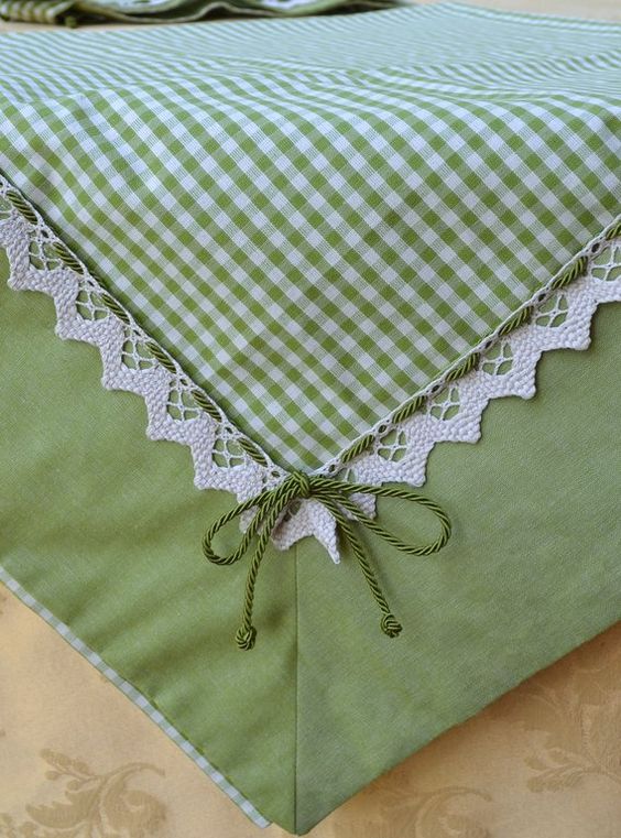 Centrotavola di patchwork per la primavera: verde con pizzi e fiocchi