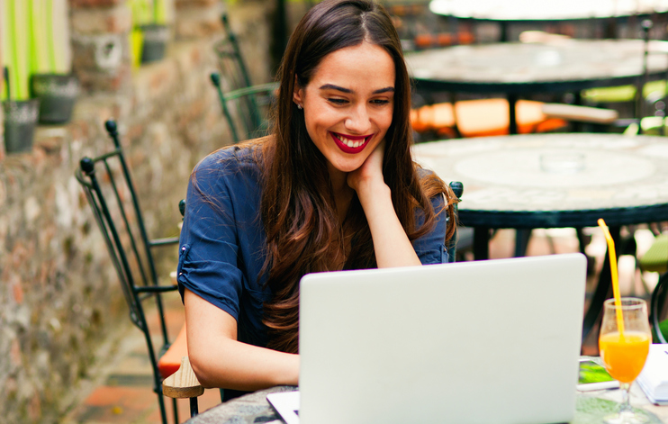 Facebook: le donne hanno un linguaggio più deciso degli uomini