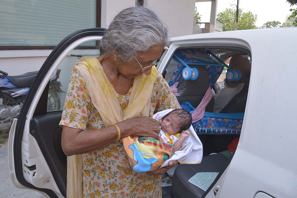 Donna indiana diventa mamma a 70 anni