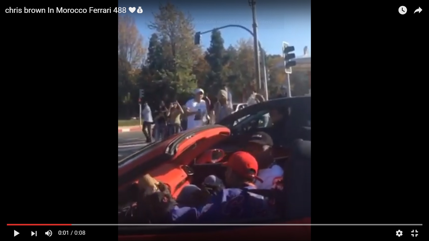 Chris Brown in Marocco con la sua Ferrari [Video]