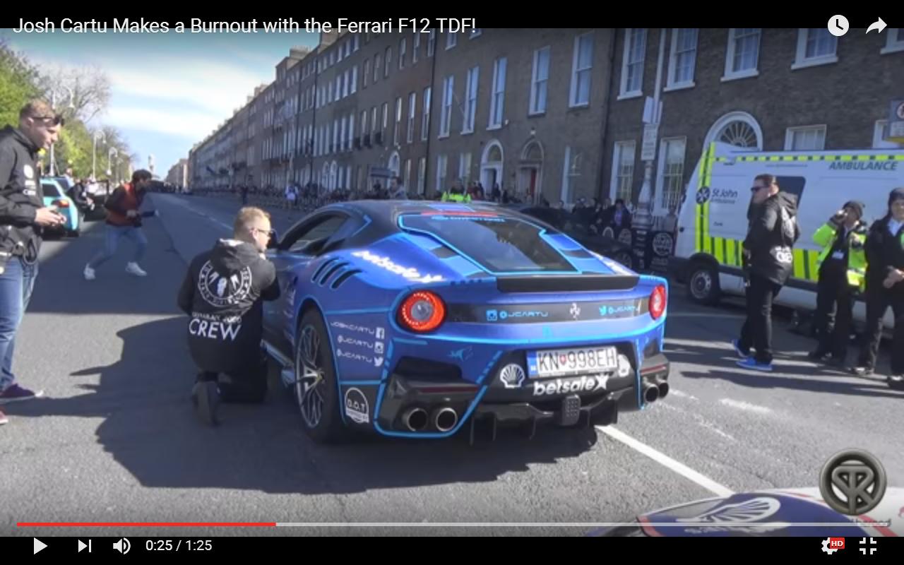 Ferrari F12tdf: partenza a ruote fumanti [Video]