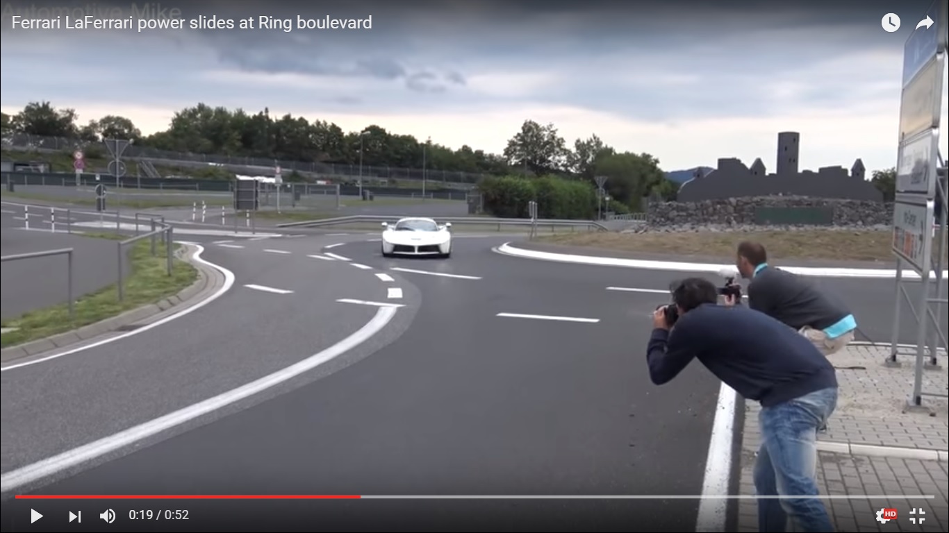 Ferrari LaFerrari in derapata sulla rotonda [Video]