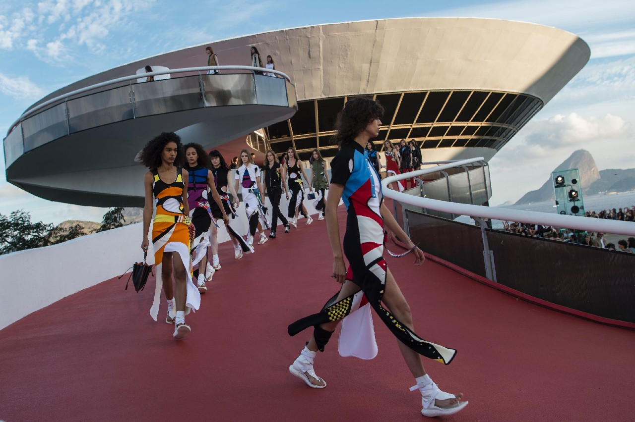 Louis Vuitton collezione Cruise 2017: il modernismo tropicale, guest Alicia Vikander, Jaden Smith, Alessandra Ambrosio