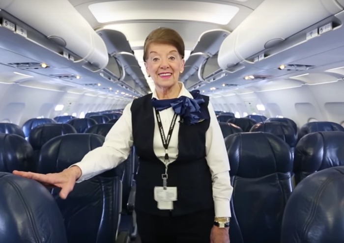 La nonna-hostess che batte i record: ha 80 anni e vola ancora