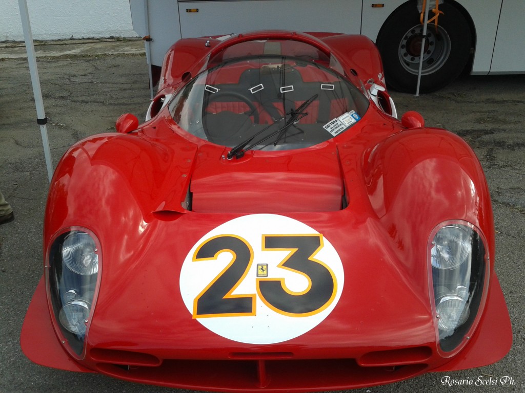 Ferrari 330 P4: foto dell&#8217;auto da gara più bella di sempre