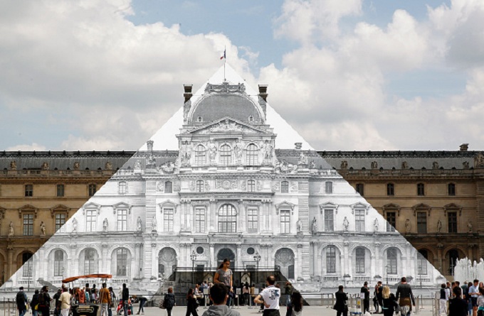 Louvre: lo street artist Jr fa sparire la piramide di Ieoh Ming Pei