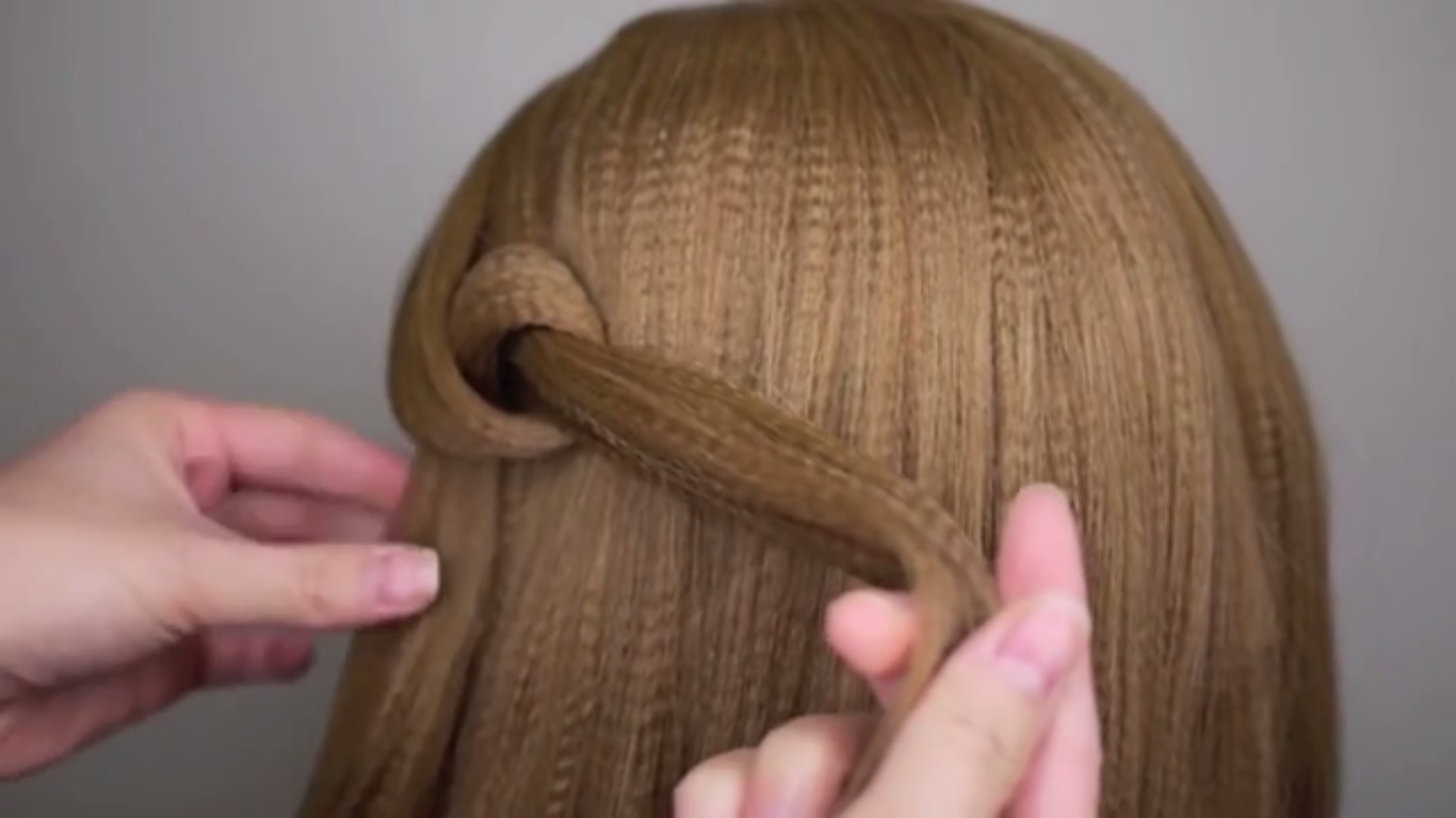 Acconciature capelli, come realizzare la loop braid