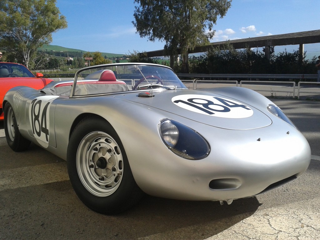 Porsche 718 sulle strade della Targa Florio con Derek Bell [Video]