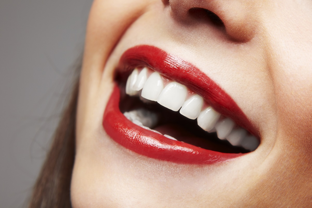 5 modi per sbiancare i denti con i rimedi naturali