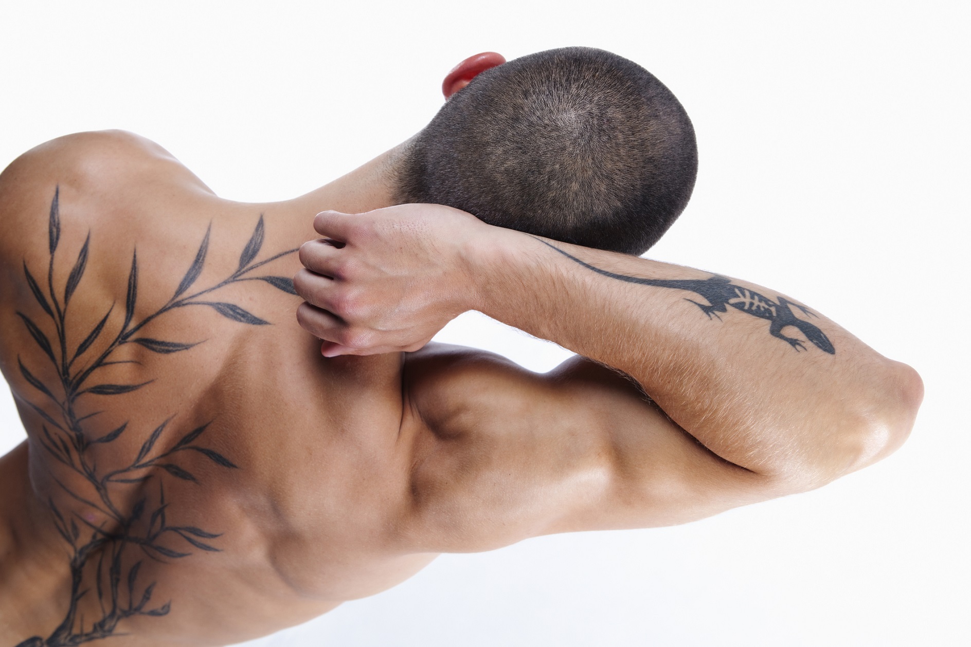 Tatuaggi sulla schiena per uomo, scritte e disegni tra cui scegliere