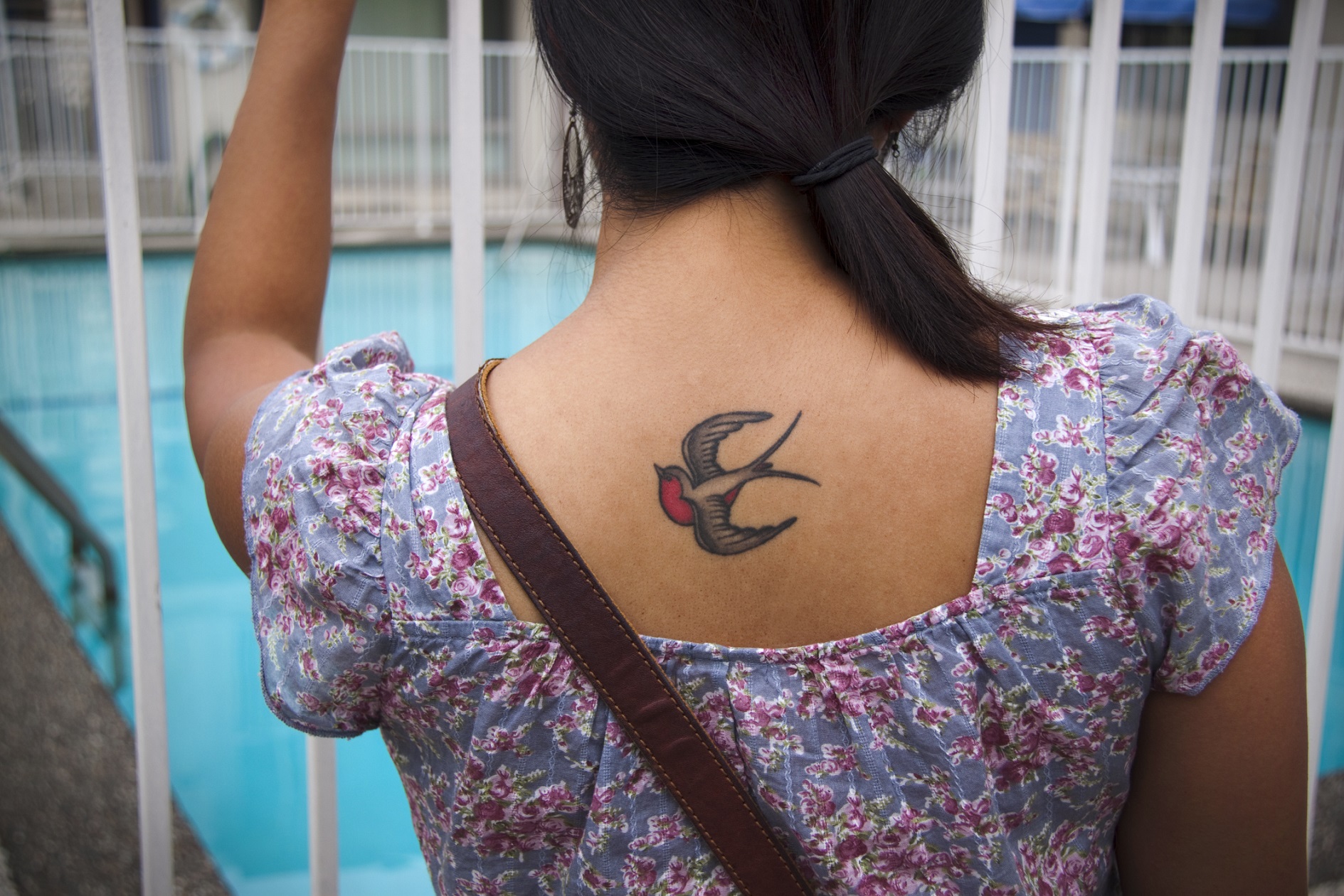 Tatuaggi sulla schiena femminili, piccoli e colorati