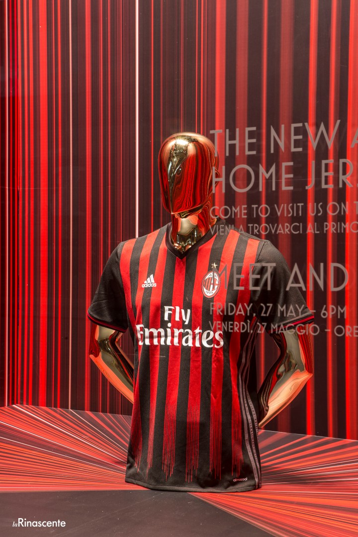 AC Milan nuova maglia 2016: le vetrine speciali de La Rinascente, le foto