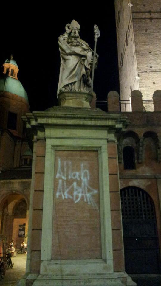 &#8220;Allah Akbar&#8221; sulla statua di San Petronio a Bologna: aperto un fascicolo