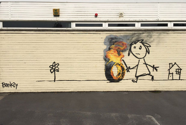 Banksy, il murale sulla facciata di una scuola a Bristol