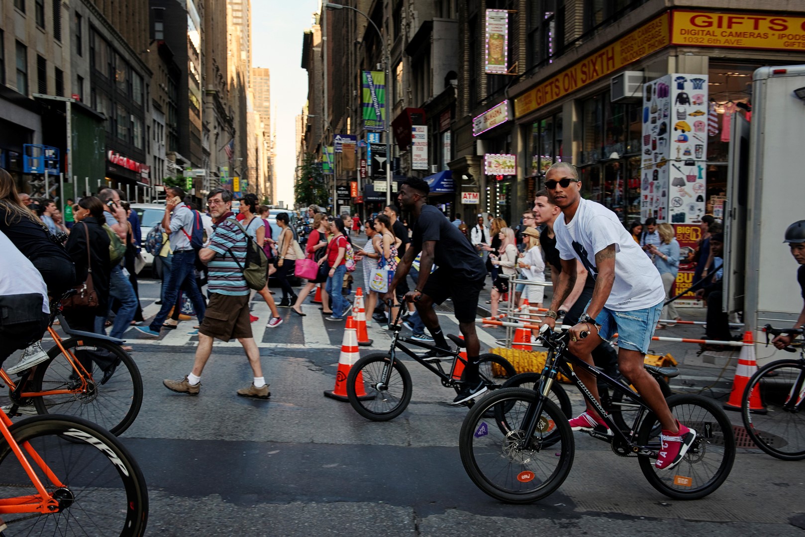 G-Star RAW New York: Pharrell Williams inaugura il nuovo monomarca sulla Fifth Avenue