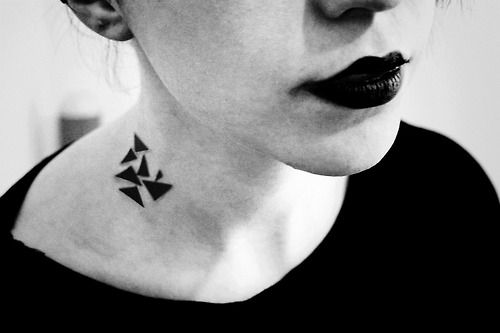 Tatuaggio sul collo: i disegni cool a cui ispirarsi