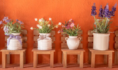 Decorare il balcone con i fiori, sedie