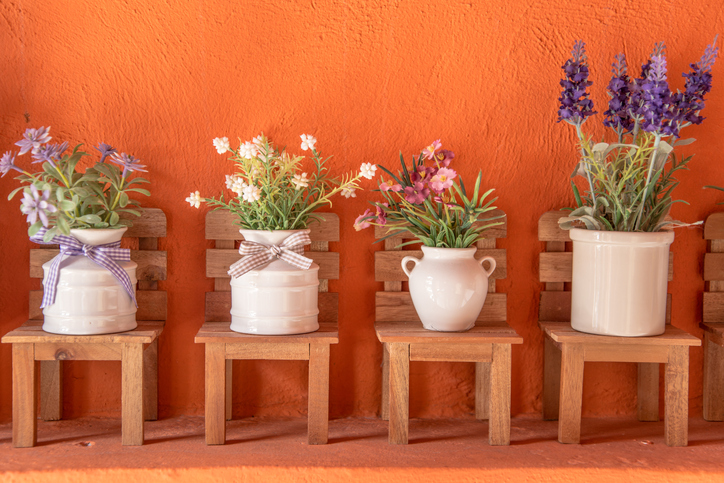 Decorare il balcone con i fiori, sedie