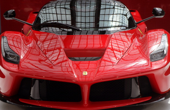 Corre come in pista col sigaro in bocca sulla Ferrari LaFerrari [Video]