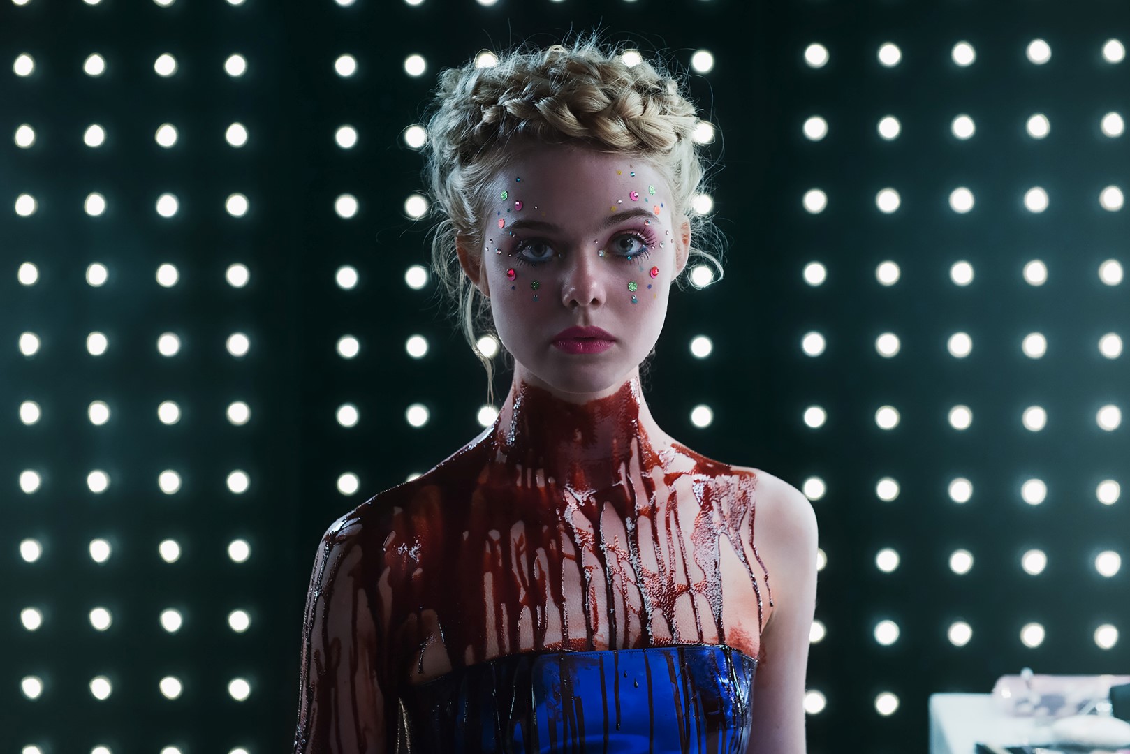 The Neon Demon film 2016: Giorgio Armani ha vestito l’attrice Elle Fanning