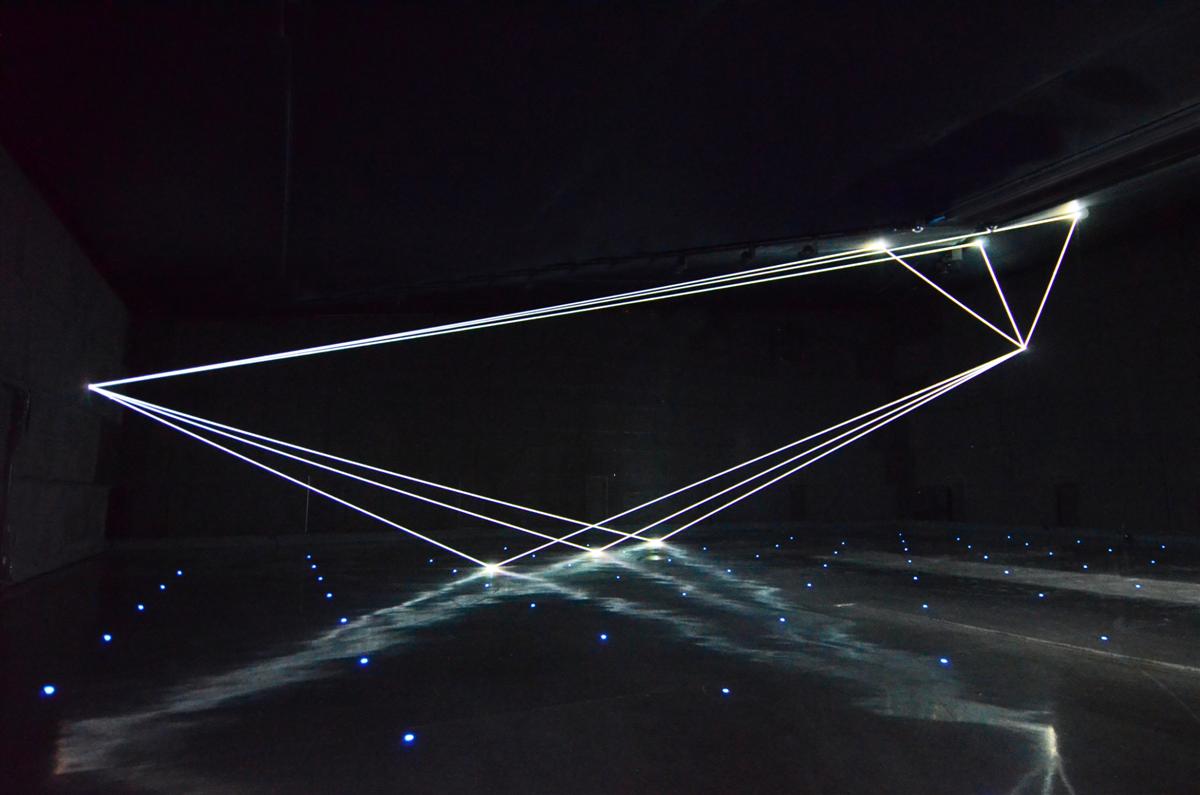 All’aeroporto Milano Malpensa brilla l’installazione Dimensioni Invisibili di Carlo Bernardini