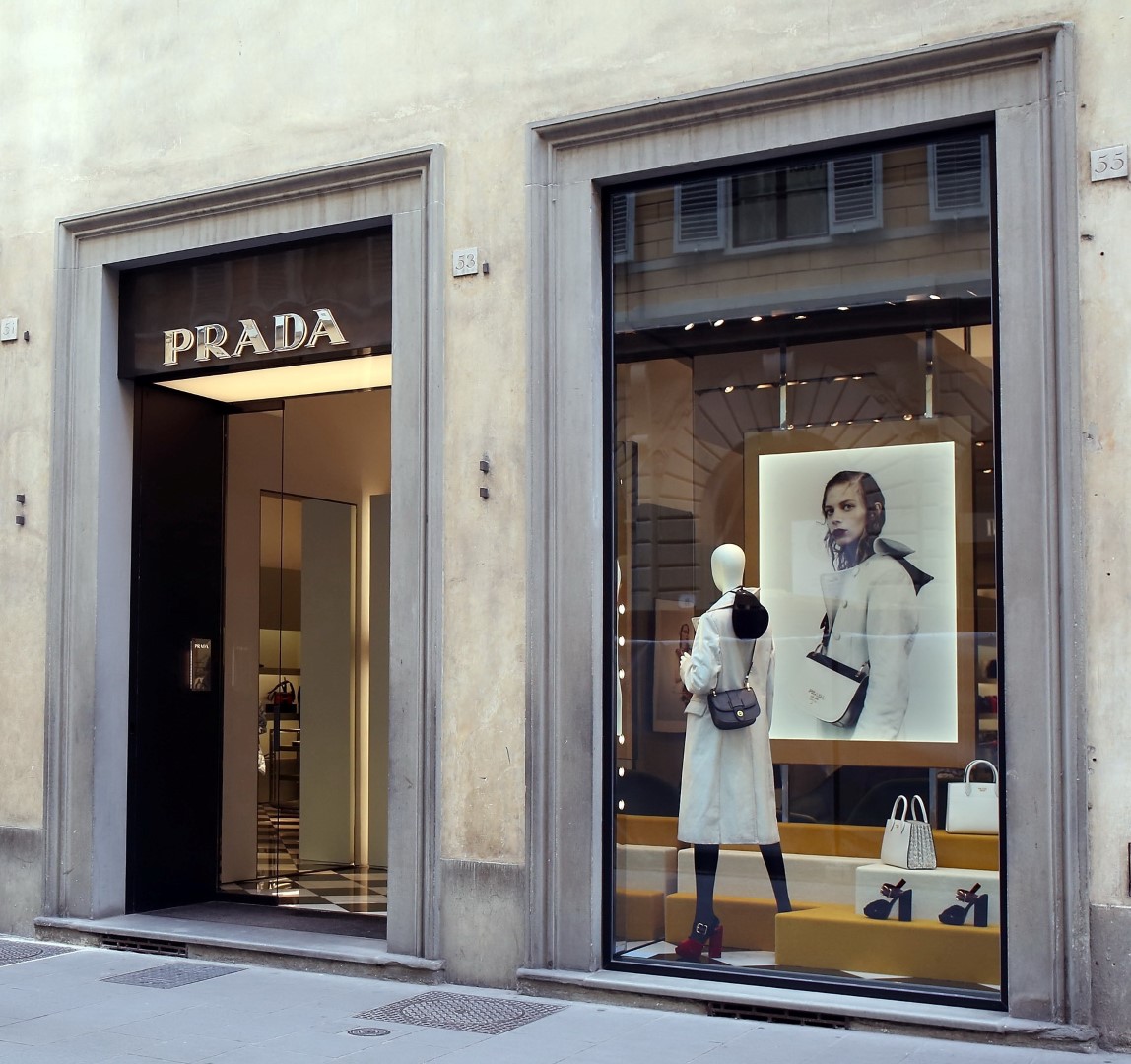 Prada Uomo vetrine Firenze: la sofisticata rappresentazione del progetto dis-dressed