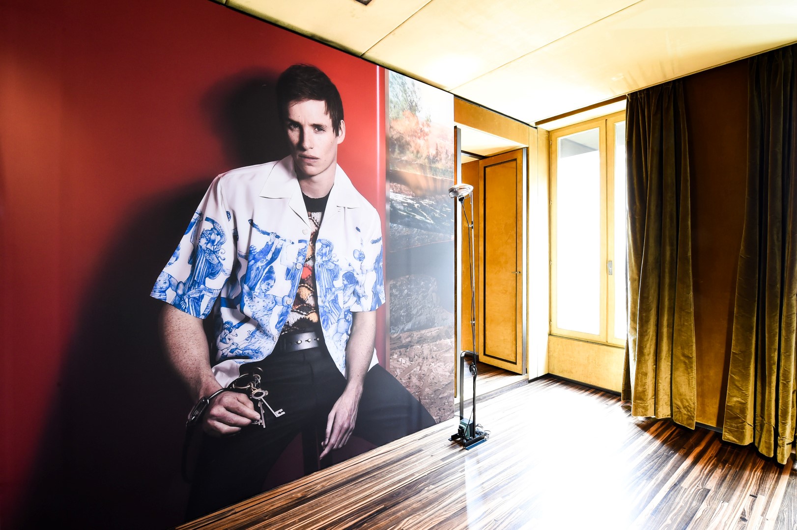 Prada Parigi: l’esclusivo allestimento dedicato alla campagna con protagonista Eddie Redmayne