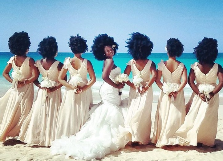 Capelli afro: la foto della sposa e delle damigelle diventa virale