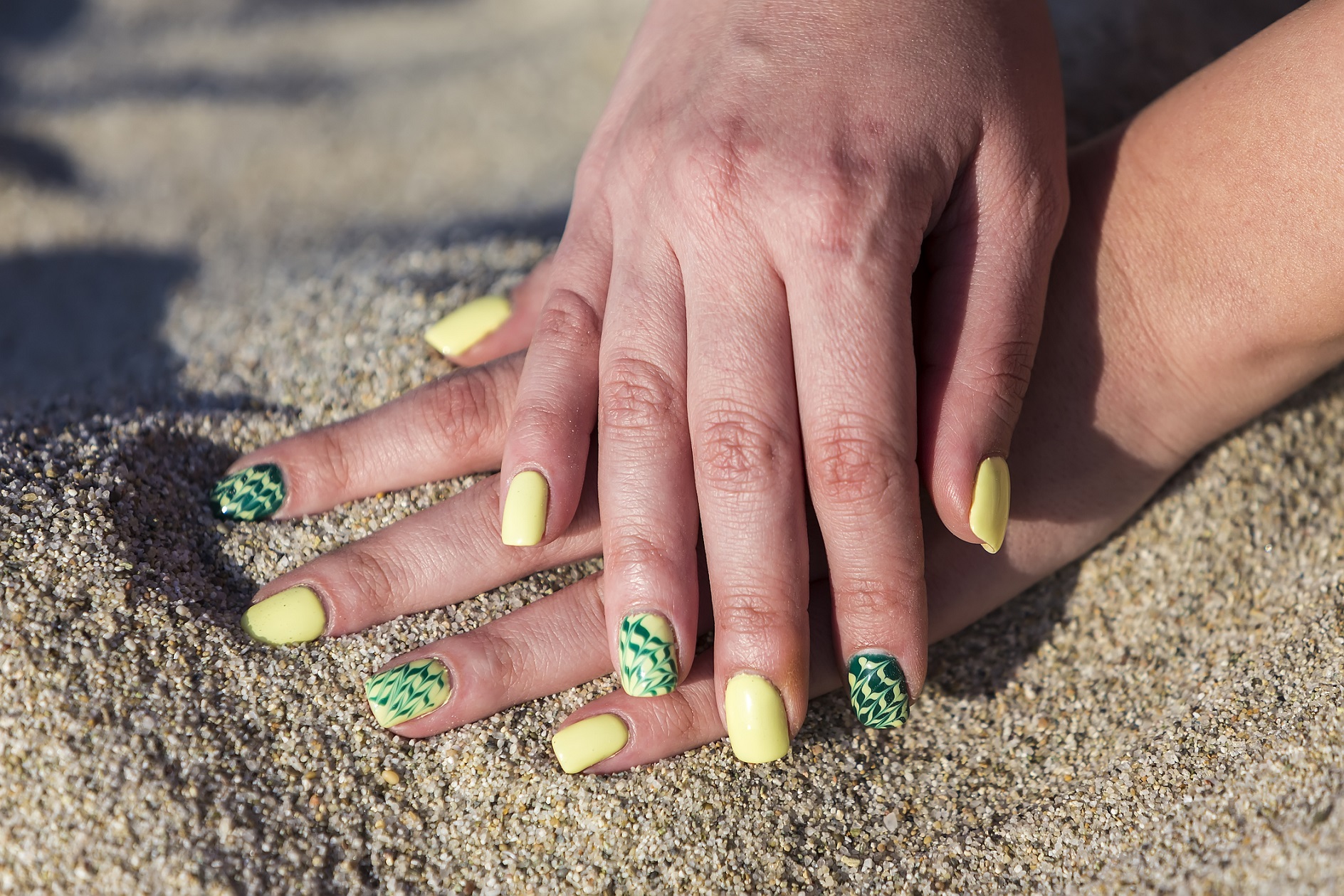 Nail art per l&#8217;estate 2016: 8 idee per un look da spiaggia