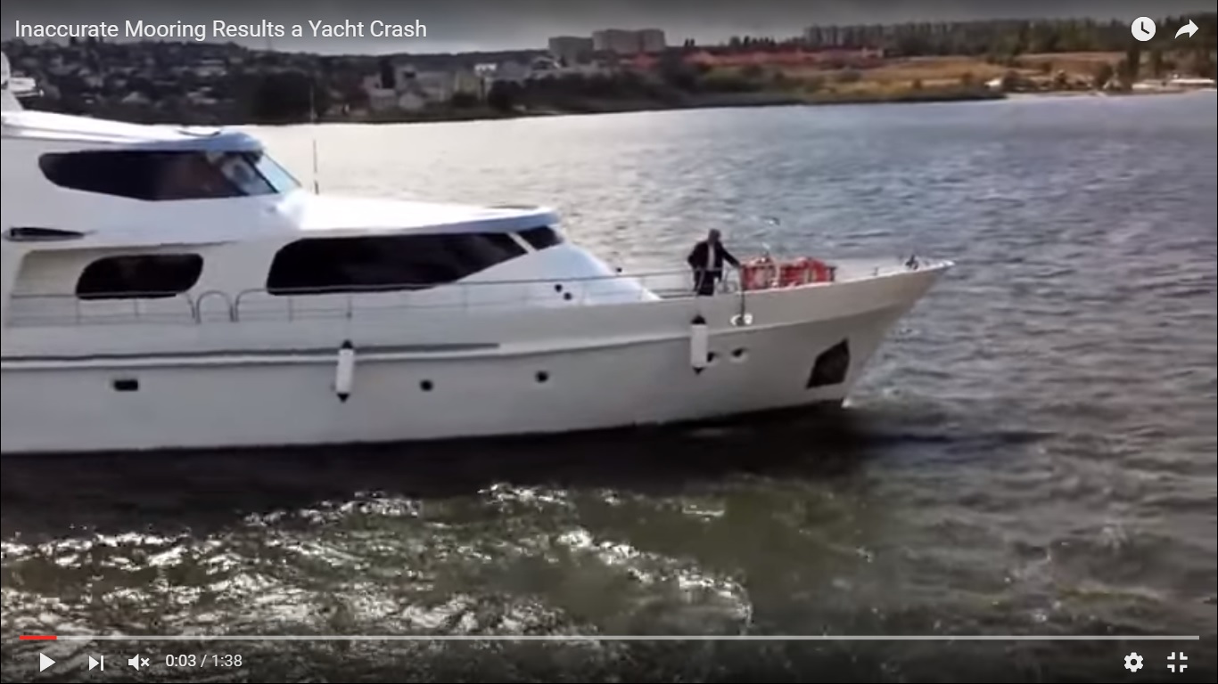 Yacht di lusso: piccolo incidente per l’ormeggio impreciso [Video]