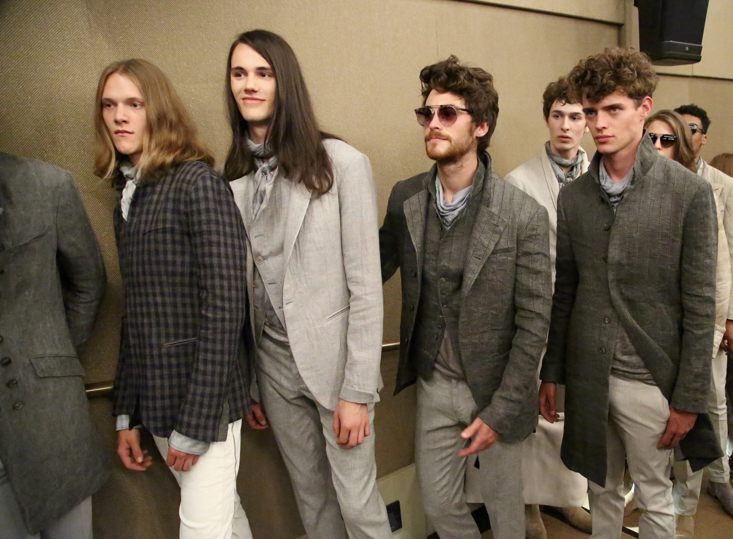 John Varvatos collezione primavera estate 2017: la nuova eleganza romantica, foto e video