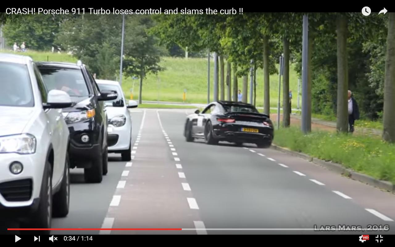 Perde il controllo della Porsche 911 Turbo in un raduno ed è fail [Video]