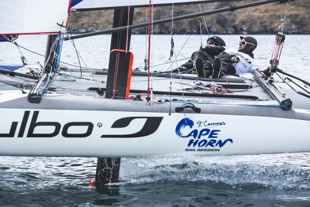 Franck Cammas attraversa Capo Horn su un catamarano volante [Video]