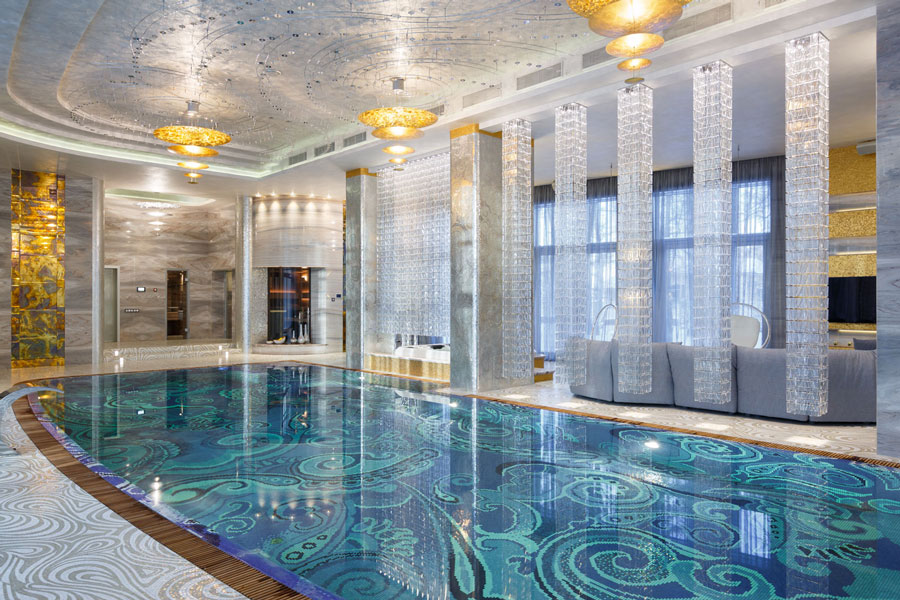 Il sistema luminoso Tile di Fabbian arreda una piscina privata a San Pietroburgo