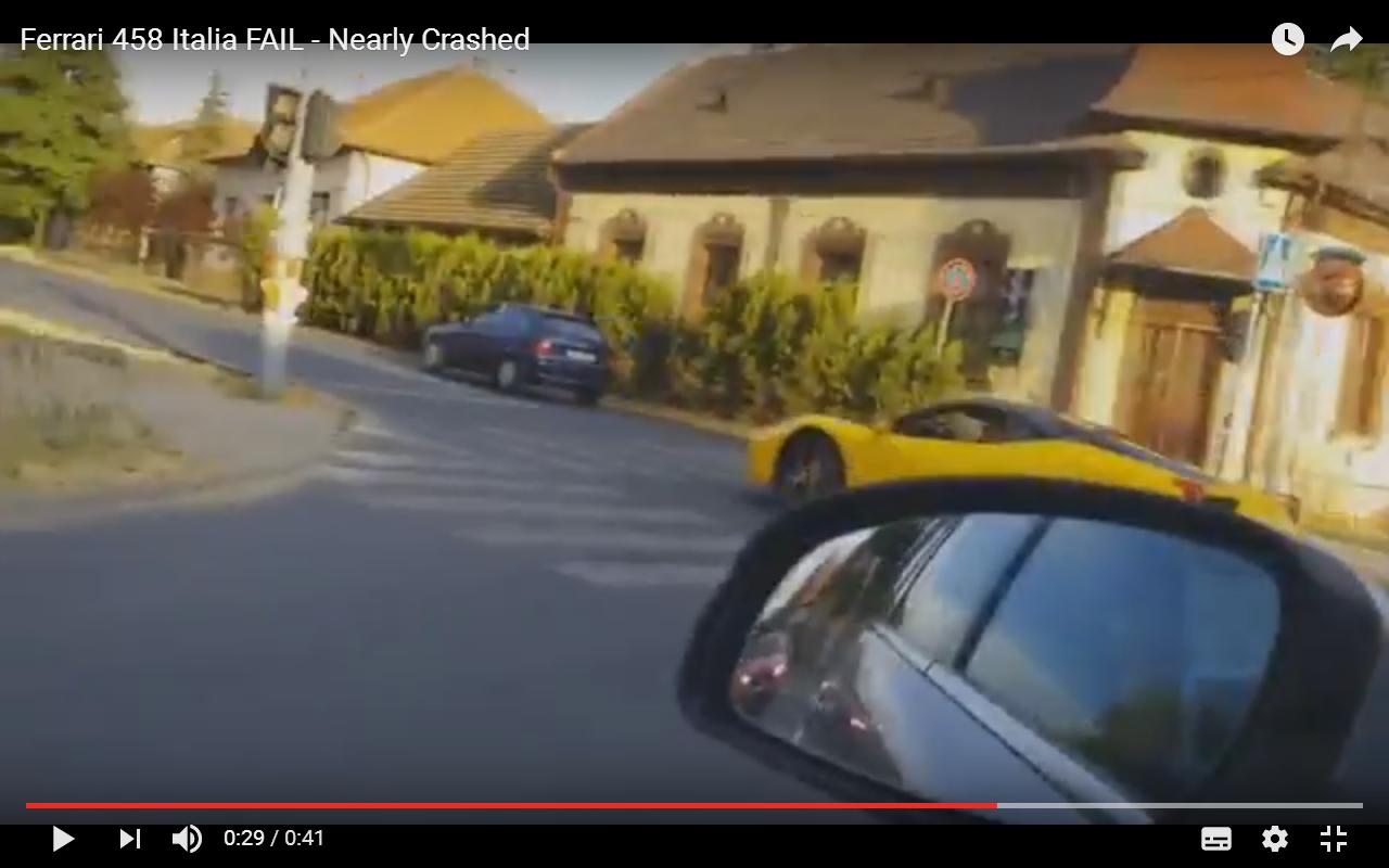 Ferrari 458 Italia rischia l&#8217;incidente in sovrasterzo urbano [Video]
