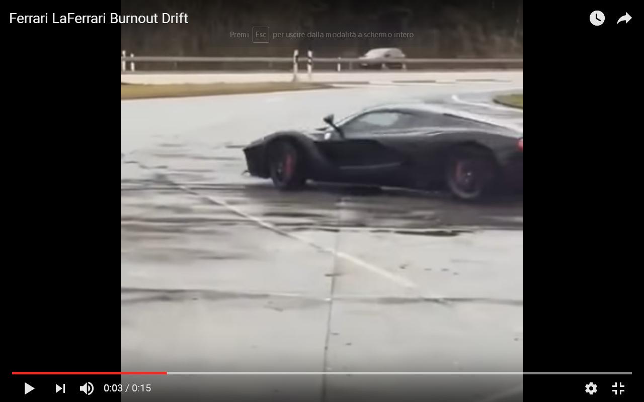 Burnout con la Ferrari LaFerrari sul bagnato [Video]