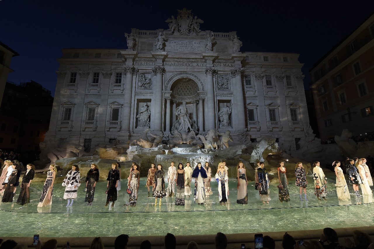 Fendi 90 anniversario: la sfilata evento alla Fontana di Trevi, la collezione Haute Fourrure autunno inverno 2016 2017