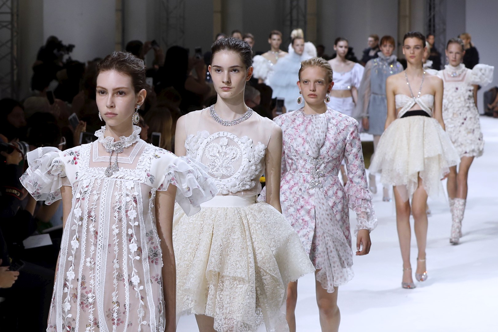 Sfilate Parigi Alta Moda Luglio 2016: i gioielli Buccellati sfilano con Giambattista Valli