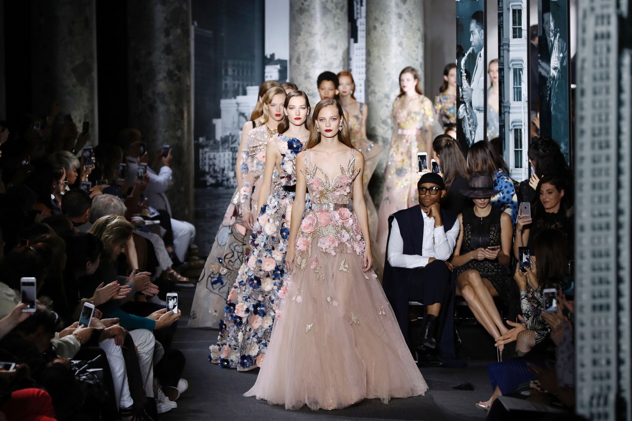 Elie Saab collezione Haute Couture autunno inverno 2016 2017: omaggio a New York, guest Milla Jovovich