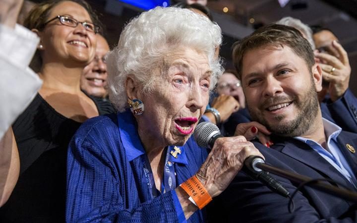 Nata prima che le donne potessero votare, a 102 anni sceglie Hillary