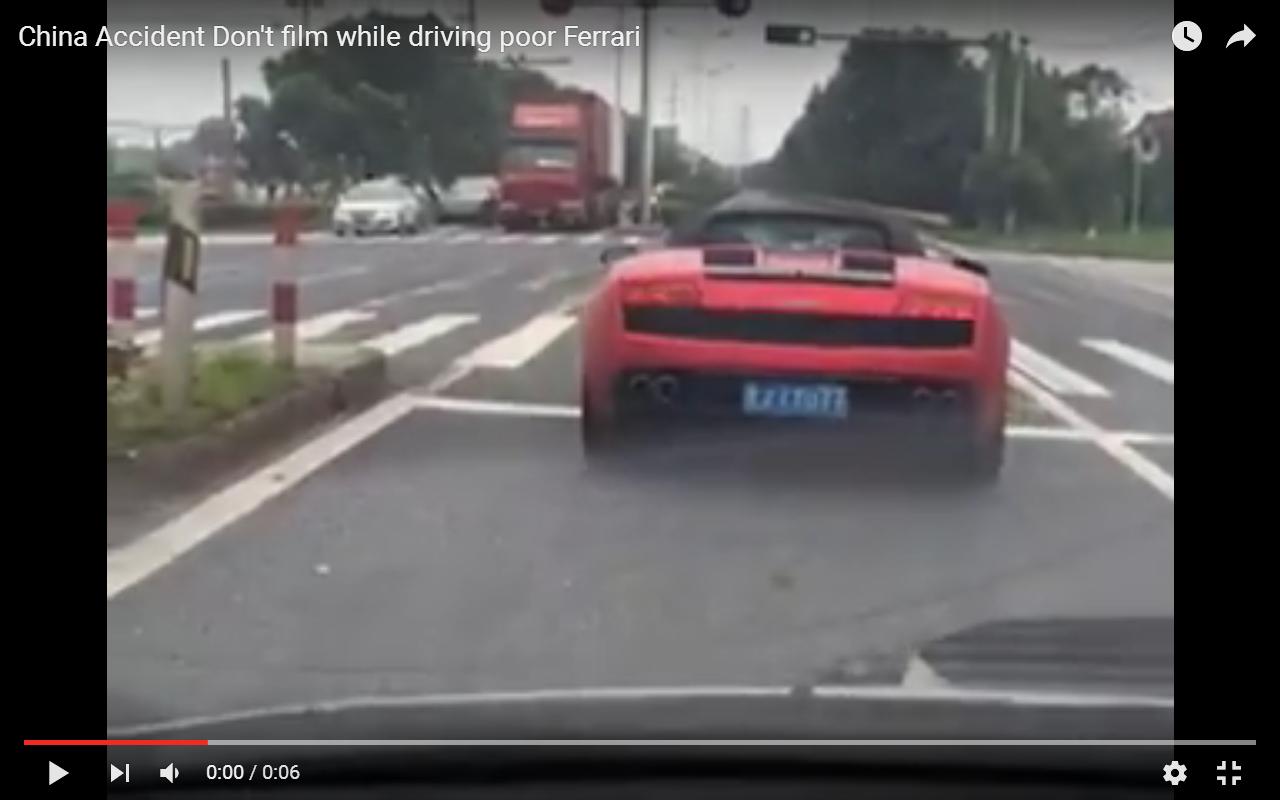 Filma la Lamborghini ed è incidente [Video]