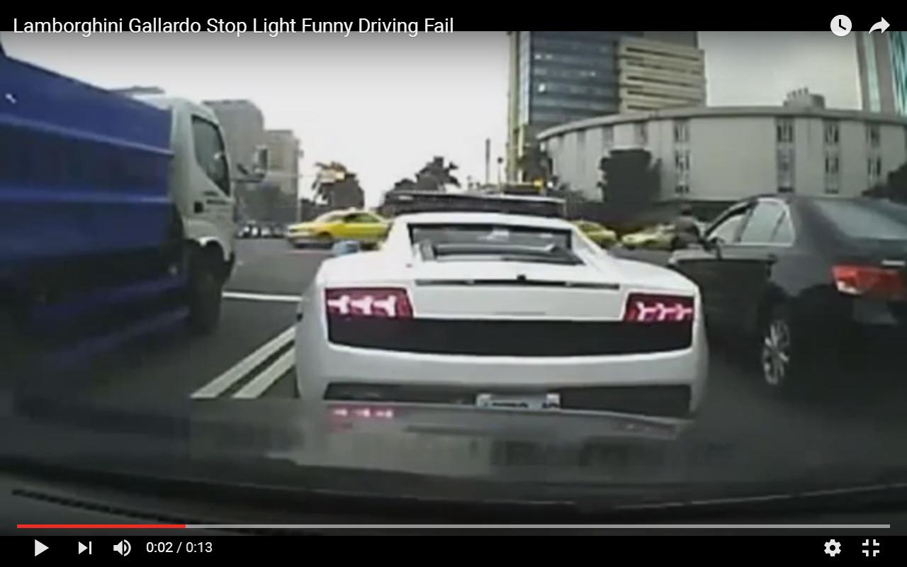 Lamborghini Gallardo fa un incidente all&#8217;incrocio [Video]
