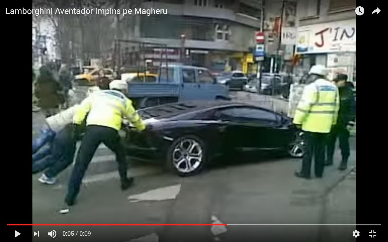 Lamborghini Aventador spinta a mano [Video]