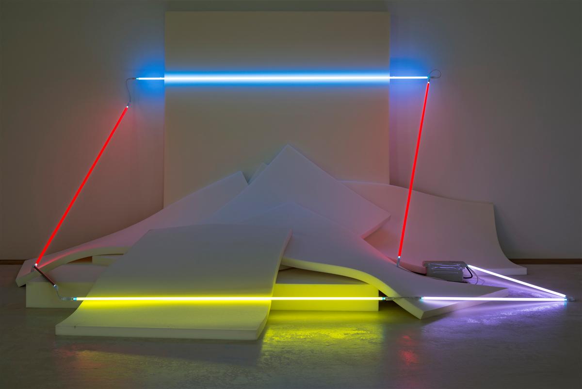 Alla Whitechapel Art Gallery di Londra la mostra Keith Sonnier: Light Works