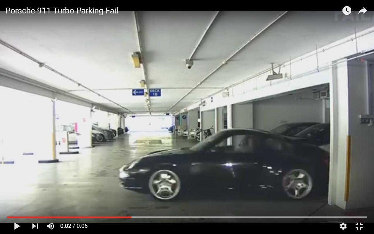 Porsche 911 fa retromarcia da brivido con incidente in un garage [Video]