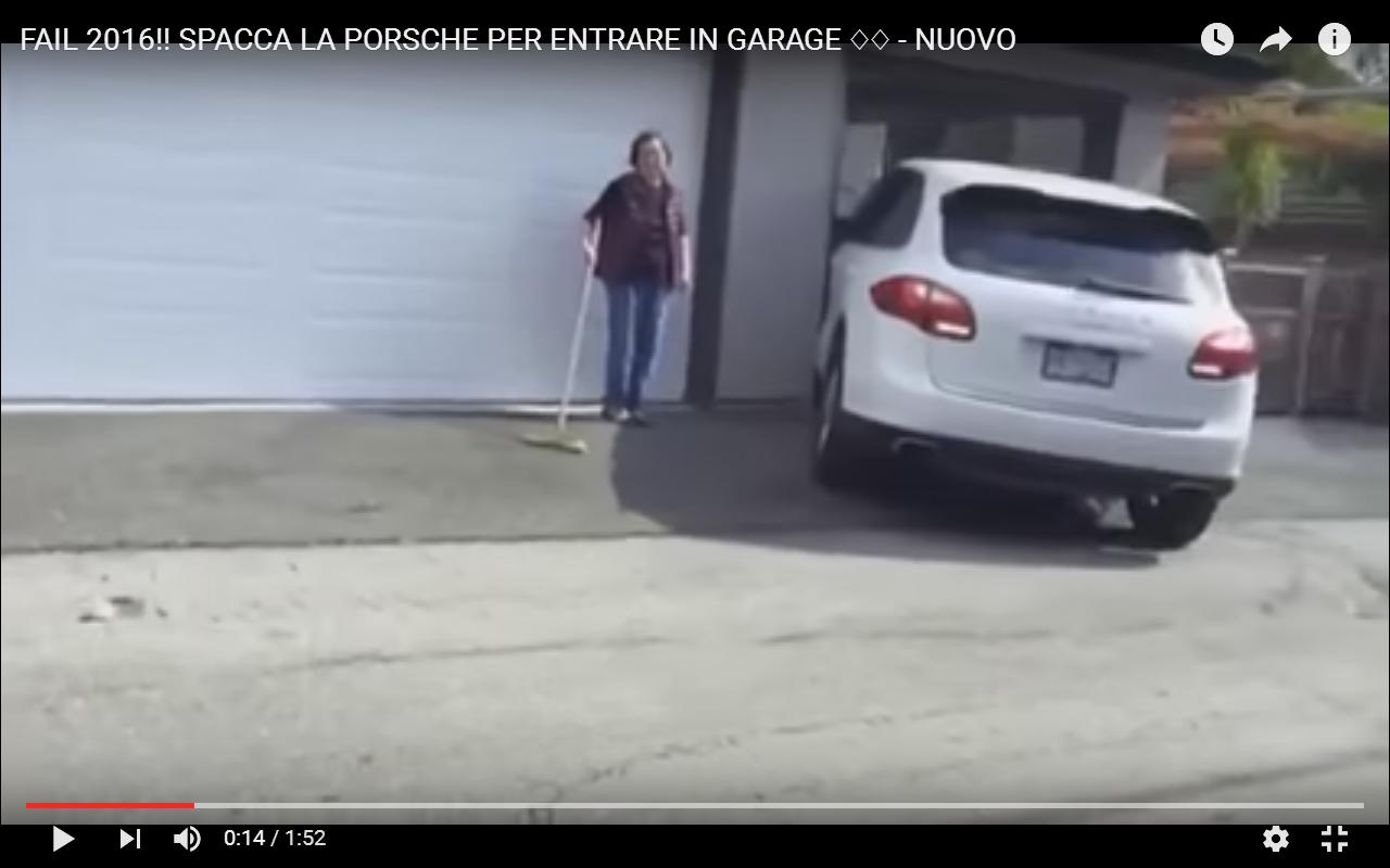 Porsche Cayenne distrutta per entrare in garage [Video]
