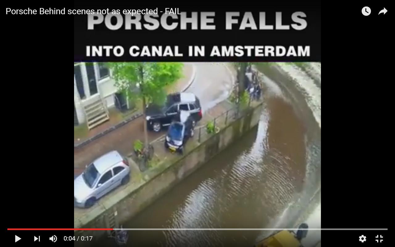Porsche Cayenne butta in acqua una Smart ad Amsterdam [Video]